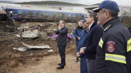 Στα Τέμπη ο Μητσοτάκης: &quot;Θα κάνουμε ό,τι περνάει από το χέρι μας για να μην ξανασυμβεί ποτέ κάτι τέτοιο&quot;