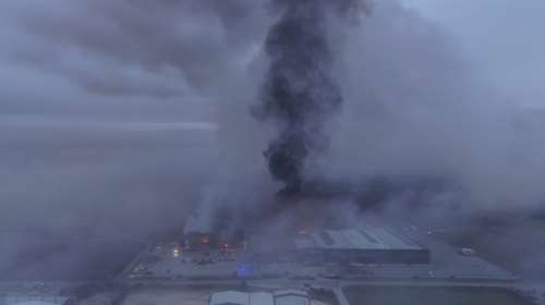 Τρίκαλα: Πυκνοί μαύροι καπνοί σκέπασαν την περιοχή μετά τη φωτιά στο εργοστάσιο [εικόνες]