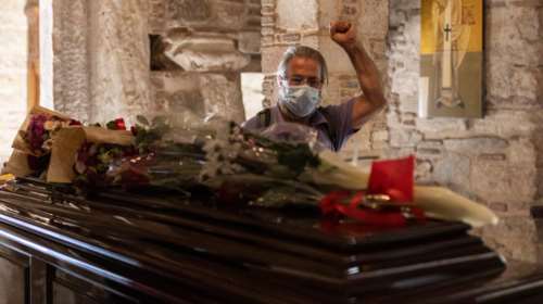 Η Ελλάδα αποχαιρετά τον Μίκη Θεοδωράκη - Πλήθος κόσμου συρρέει στη Μητρόπολη για το ύστατο &quot;χαίρε&quot; [εικόνες]