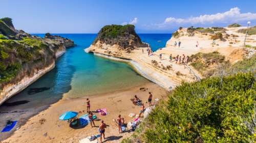 "Κανάλι της Αγάπης": Η παραμυθένια παραλία του Ιονίου που αν κολυμπήσεις θα βρεις τον έρωτα της ζωής σου [βίντεο]