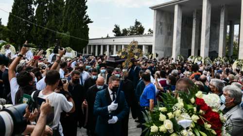 Χιλιάδες κόσμου στην κηδεία του Τόλη Βοσκόπουλου: Το τελευταίο αντίο στον μεγάλο Έλληνα τραγουδιστή