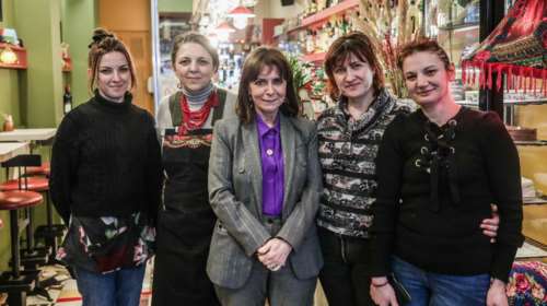 Κατερίνα Σακελλαροπούλου: Γεύμα σε ουκρανικό εστιατόριο στα Εξάρχεια