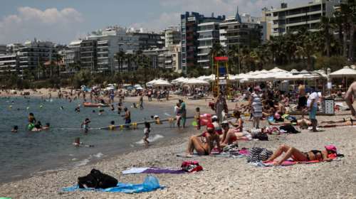 Γέμισαν κόσμο οι παραλίες της Αττικής - Οι Αθηναίοι έκαναν βουτιές και ηλιοθεραπεία... τηρώντας τις αποστάσεις [εικόνες]