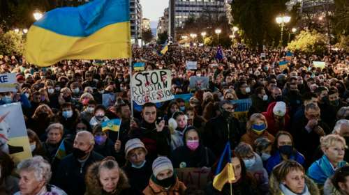 &quot;Πλημμύρισε&quot; το Σύνταγμα: Χιλιάδες άνθρωποι στο αντιπολεμικό συλλαλητήριο για την Ουκρανία [εικόνες]