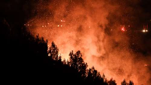 Σε ύφεση η φωτιά στην Ηλεία, καλύτερη εικόνα στην Κορινθία - Ισχυρές δυνάμεις της Πυροσβεστικής για τυχόν αναζωπυρώσεις