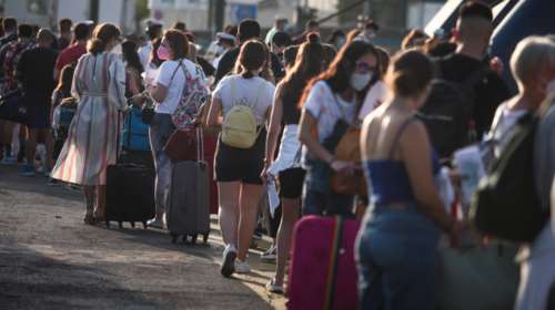 Μαζική έξοδος των Αθηναίων: Με αεροπλάνα, πλοία και Ι.Χ εγκαταλείπουν το &quot;κλεινόν άστυ&quot; - Σαρωτικοί έλεγχοι