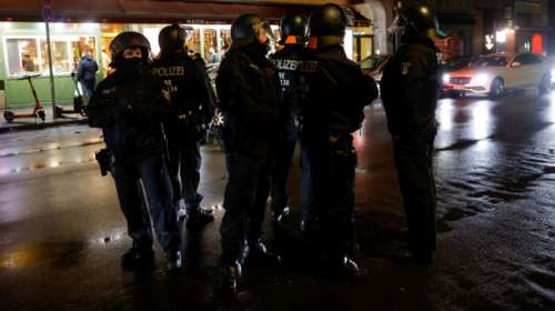 Ολλανδία: Η αστυνομία διέλυσε ένα παράνομο πάρτι με τη συμμετοχή εκατοντάδων ανθρώπων