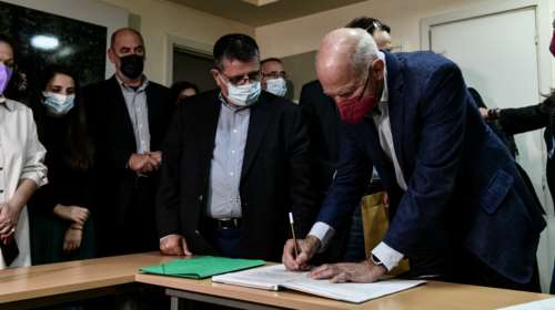 Στη Χαριλάου Τρικούπη ο Γιώργος Παπανδρέου: Κατέθεσε τις υπογραφές για την υποψηφιότητά του