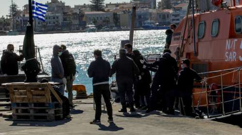 Ναυάγιο ανοιχτά της Πάρου: Νεκροί έξι μετανάστες - Μεγάλη επιχείρηση διάσωσης [βίντεο]