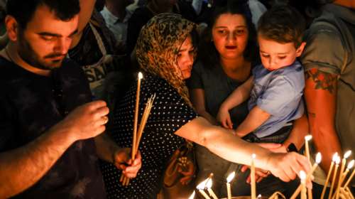 Κατάνυξη στην πασχαλινή αγρυπνία των Καθολικών στον  Ναό της Αναστάσεως στα Ιεροσόλυμα