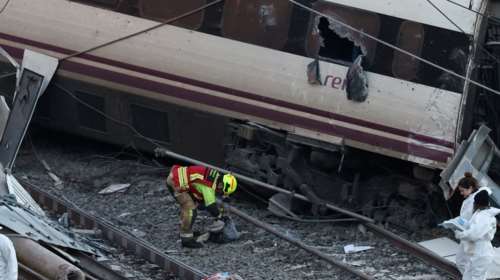Τραγωδία στην Ισπανία: "Κενό στις ράγες" βλέπουν οι τεχνικοί ως αιτία του δυστυχήματος - Φόβοι για εγκλωβισμένους