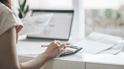 Το σχέδιο για τις μειώσεις φόρων: Νέα φορολογική κλίμακα, μείωση τεκμηρίων διαβίωσης και ΦΠΑ