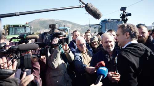 Τη Δευτέρα θα γίνει συνάντηση του πρωθυπουργού με τους αγρότες - Εκλεισαν την Εθνική πριν τη Λαμία