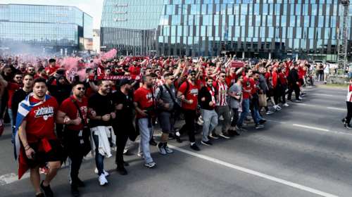 Final 4 - Euroleague: Ερυθρόλευκη τρέλα στο Κάουνας - Κατέκλυσαν τους δρόμους 8.000 φίλοι του Ολυμπιακού [βίντεο]