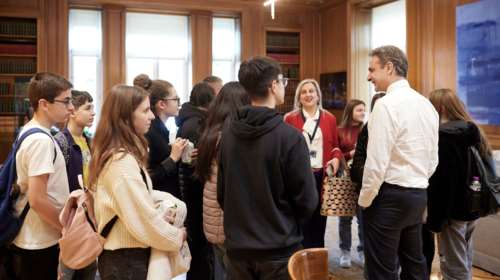 Τηλεδιάσκεψη Μητσοτάκη με μαθητές του Βόλου: Αξιοποιήστε τον ελεύθερο χρόνο σας παραγωγικά, μην είστε &quot;κολλημένοι&quot; σε μια οθόνη