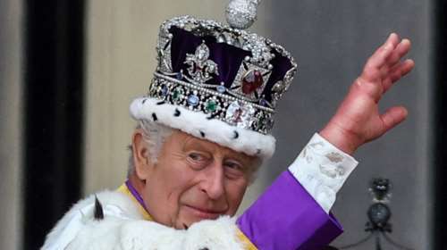 Σε δημοπρασία παιδικές ζωγραφιές του βασιλιά Κάρολου Γ&#39; με τους γονείς του - Δείτε τις εικόνες