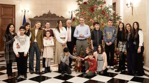 Ο Κ. Μητσοτάκης μαζί με την κόρη του, Δάφνη συνάντησε τα παιδιά του Σκαγιοπούλειου - Το δώρο που τους έκανε [εικόνες]