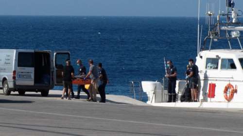 Σύμη: Καρέ-καρέ η μεταφορά της σορού του Μάικ Μόσλεϊ στη Ρόδο - Τη Δευτέρα η νεκροψία-νεκροτομή