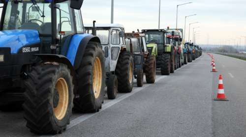 Αγροτικά μπλόκα: Κλειστό ξανά το ρεύμα προς τη Θεσσαλονίκη στα διόδια των Μαλγάρων