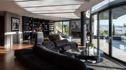 Με ανοιχτούς ορίζοντες: Ένα ξεχωριστό σπίτι στην Αθήνα που ισορροπεί ανάμεσα στην ελευθερία και την πειθαρχία [εικόνες]