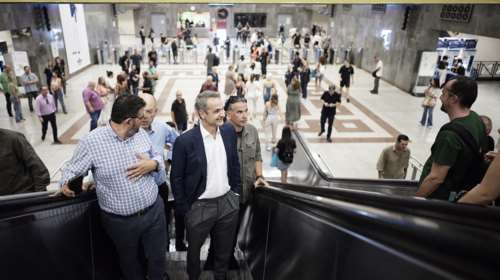 Επίσκεψη Μητσοτάκη στο μετρό του Συντάγματος - Τι είπε με τους εργαζόμενους για την 24ωρη λειτουργία το Σάββατο