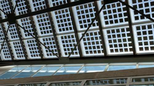 Φωτοβολταϊκά στη στέγη: Πώς θα κερδίσετε έως 1.800 ευρώ τον χρόνο - Πώς θα &quot;κλειδώσει&quot; η επιδότηση