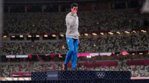 Μίλτος Τεντόγλου: Η απονομή του μεταλλίου - Το συρτάκι μετά τον Εθνικό Ύμνο [Βίντεο]