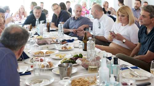 Το γεύμα Μητσοτάκη στα Βριλήσσια πριν τις κάλπες: Η πρόβλεψη που δεν είπε, η γέφυρα και οι Coldplay [εικόνες - βίντεο]