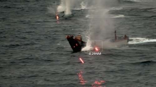 Ερυθρά Θάλασσα: Η στιγμή που εξουδετερώνουν το μη επανδρωμένο σκάφος που απειλούσε το ελληνόκτητο δεξαμενόπλοιο [εικόνες]