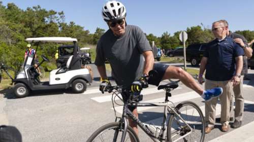 Δεν πήγε και τόσο καλά η βόλτα: Ο Τζο Μπάιντεν έπεσε από το ποδήλατο [εικόνες, βίντεο]