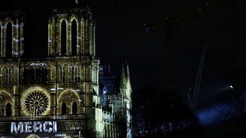 Ήχησαν οι καμπάνες της Νοτρ Νταμ για την επαναλειτουργία του ναού- "Merci", το μεγάλο "ευχαριστώ" προς εκείνους που τον κράτησαν ζωντανό