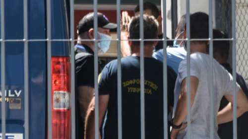 Πέτρος Φιλιππίδης: Καρέ - καρέ η στιγμή που περνάει την πόρτα των φυλακών Τρίπολης [Εικόνες]