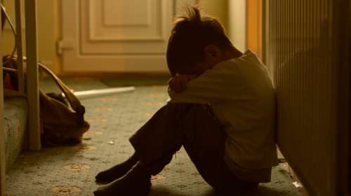 Φρίκη στα Πετράλωνα: Ο πατέρας έκανε πάρτι με φίλους και συγγενείς για να βιάζουν τα τρία παιδιά του - Συγκάλυπτε η μητέρα