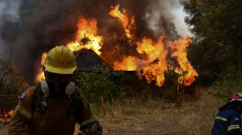 Φωτιά στην Αχαΐα: 300 πυροσβέστες στη σκληρή μάχη με τις φλόγες - Κάηκαν 20 σπίτια, 16 τραυματίες - Άνοιξαν οι Εθνικές Οδοί