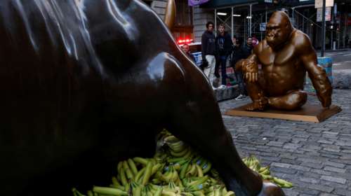 Ο μπρούντζινος γορίλας Harambe απέναντι από το Charging Bull της Γουόλ Στριτ [εικόνες]