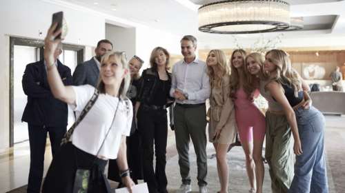 Η selfie Μητσοτάκη με μία παρέα πανέμορφων κοριτσιών σε ξενοδοχείο στα Γιάννενα [εικόνες]