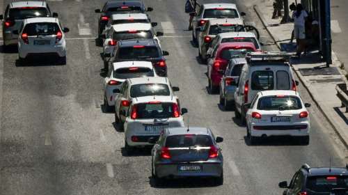 Πέραμα: Κυκλοφοριακό κομφούζιο μετά από εκτροπή νταλίκας - Δείτε live την κίνηση