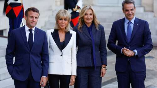 Οι κυρίες με τα κοστούμια: Το office look της Μαρέβας Μητσοτάκη στο Παρίσι και το black and white της Μπριζίτ Μακρόν