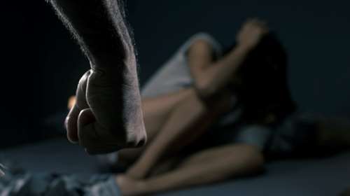 Απίστευτο: Καταδικάστηκε για 8η φορά για ενδοοικογενειακή βία, αλλά παραμένει ακόμα ελεύθερος [Βίντεο]