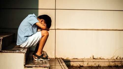 Φρίκη: Οκτώ 15χρονοι βίαζαν συστηματικά έναν συμμαθητή τους επί ένα μήνα - Τραβούσαν και βίντεο