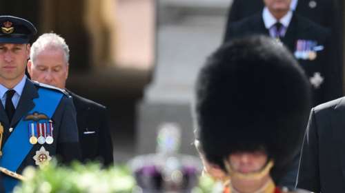 Πρίγκιπας Χάρι: Σημάδι συμφιλίωσης - Ο Κάρολος του επέτρεψε να φορέσει την στρατιωτική του στολή στην &quot;Αγρυπνία των Εγγονών&quot;