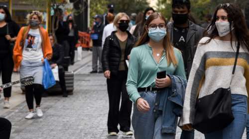 Η Αττική &quot;κοκκινίζει&quot; και πάει σε νέο lockdown: Ώρα μηδέν για τα νέα μέτρα - Τι ανακοινώνεται για σχολεία και λιανεμπόριο