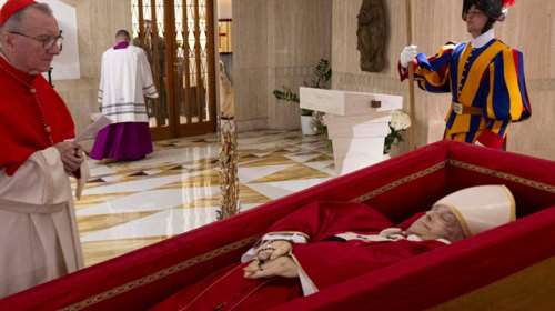 Πάπας Φραγκίσκος: Στη δημοσιότητα οι πρώτες φωτογραφίες με το ανοιχτό φέρετρο - Τι θα γράφει στον τάφο του