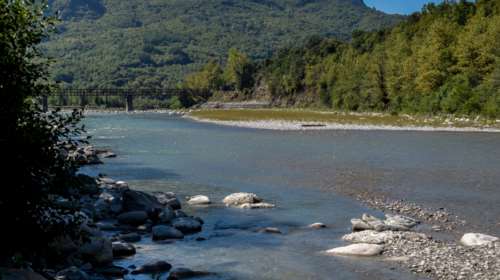 Μάχη για τη ζωή τους δίνουν τα δύο παιδιά που ανασύρθηκαν από τον Άραχθο - Η συγκινητική μαρτυρία του ανθρώπου που τα έσωσε