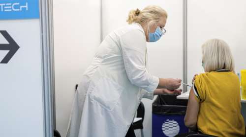 Εμβόλια: Έρχεται τρίτη δόση και για τους κάτω των 50 ετών