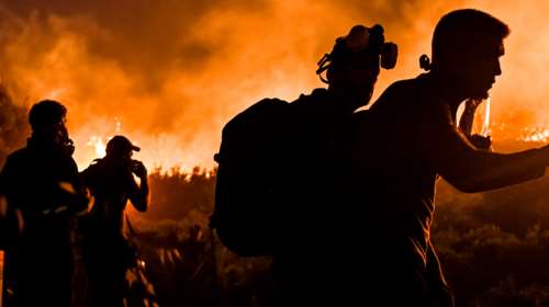 Εφιαλτική νύχτα στην Πεντέλη: Πήρε διαστάσεις το μέτωπο προς Καλλιθέα, ανάμεσα σε σπίτια η φωτιά - Στη μάχη και ο στρατός