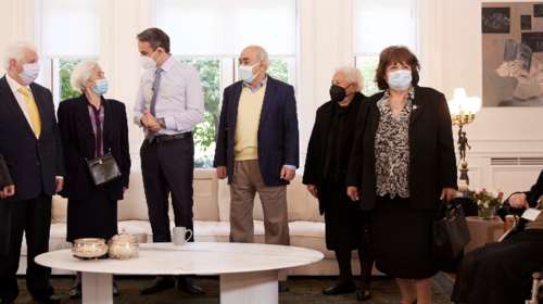 Συνάντηση Μητσοτάκη με εμβολιασμένους ηλικιωμένους στο Μαξίμου: &quot;Σπάσαμε το φράγμα των 2 εκατ. εμβολιασμών&quot;