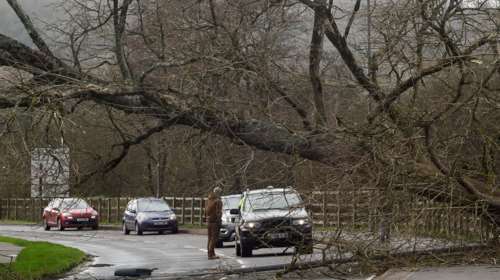 Σε κόκκινο συναγερμό η Βρετανία για την καταιγίδα Γιούνις: Άνεμοι 200 χλμ. την ώρα - Εικόνες σοκ