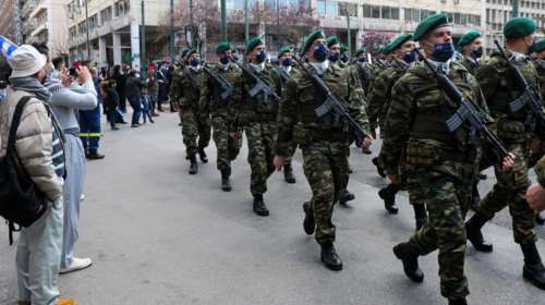 Κορονοϊός: Αυξήθηκε κατά 28% το επιδημιολογικό φορτίο - Μόνο με μάσκες στις παρελάσεις