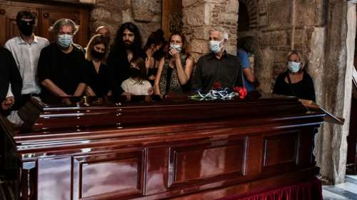 Μίκης Θεοδωράκης: Συγκλονιστική υποδοχή με... Ζορμπά και χειροκρότημα - Στο παρεκκλήσι της Μητρόπολης η σορός του [Βίντεο]